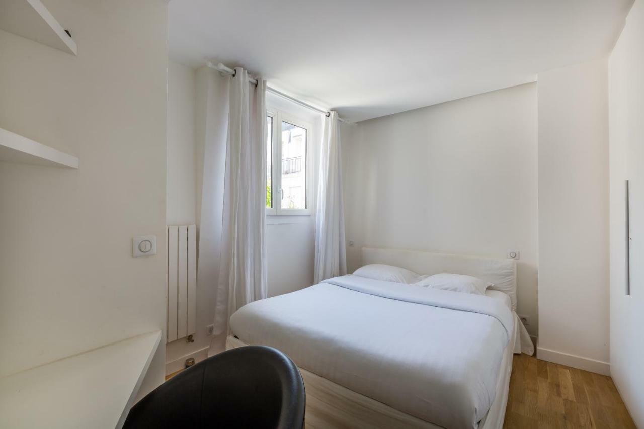 Veeve - Crisp Whites In The 16th Apartment
