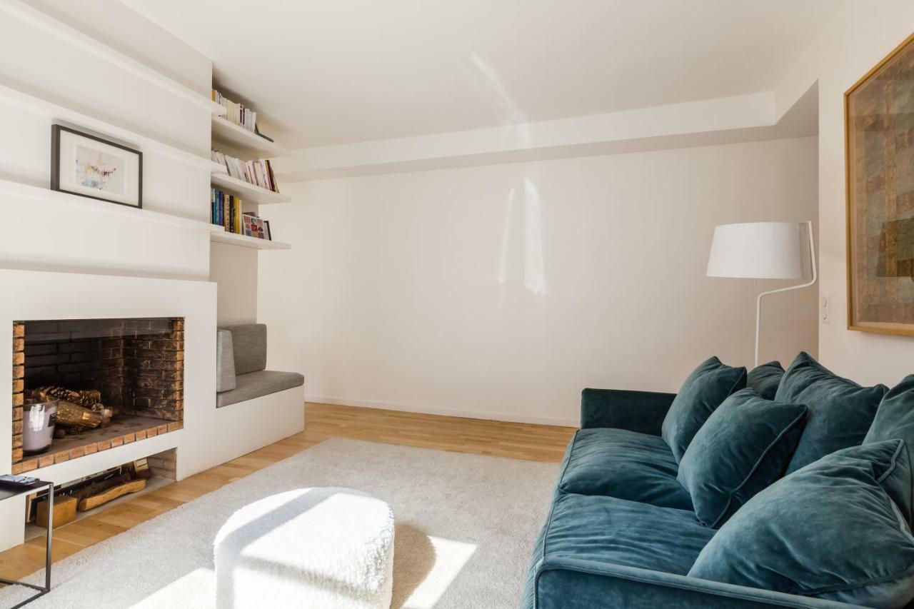 Apartment Veeve - Crisp Whites In The 16th *