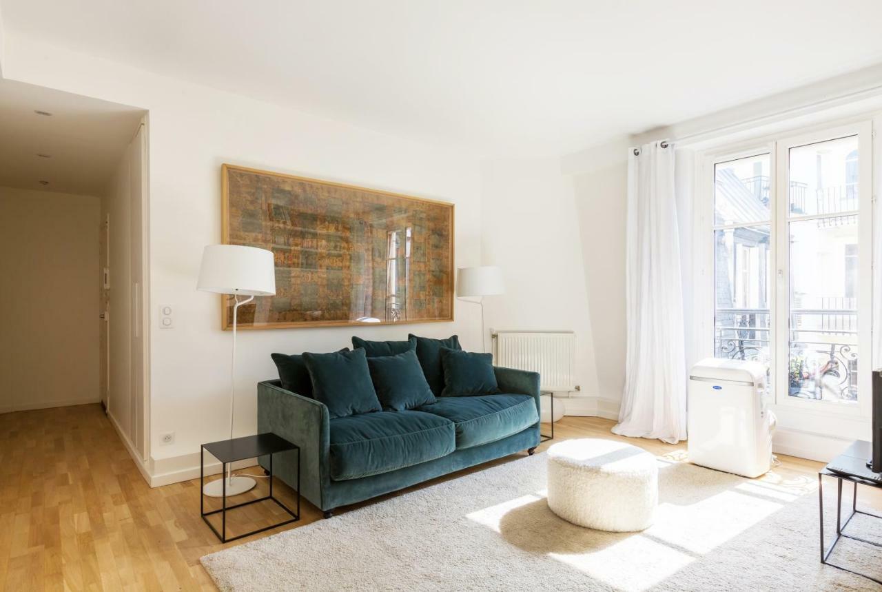 Veeve - Crisp Whites In The 16th Apartment Paris