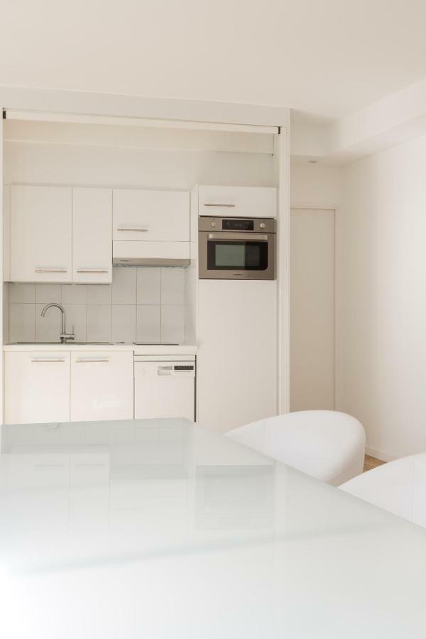 Veeve - Crisp Whites In The 16th Apartment *